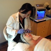 Client receiving a HydraFacial
