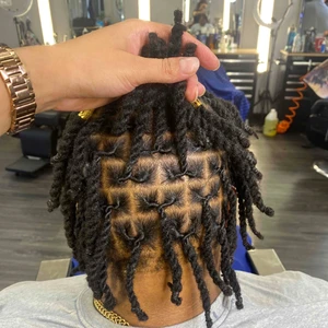 San Diego businesswoman creates clip-on dreads inspired by